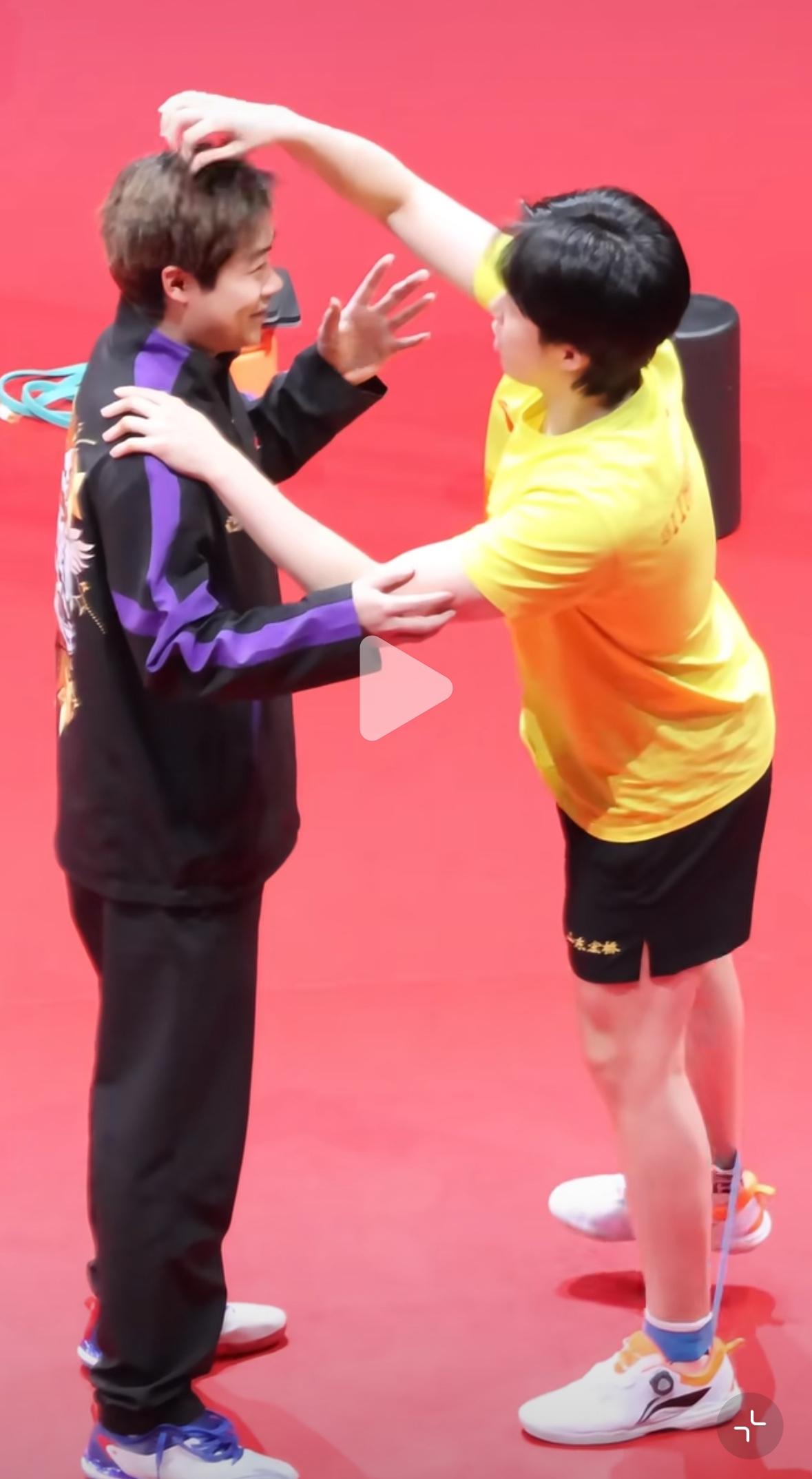 王楚钦化身托尼老师—赛前热身为曹巍整理头发
众所周知，王楚钦与曹巍是
从小一起长