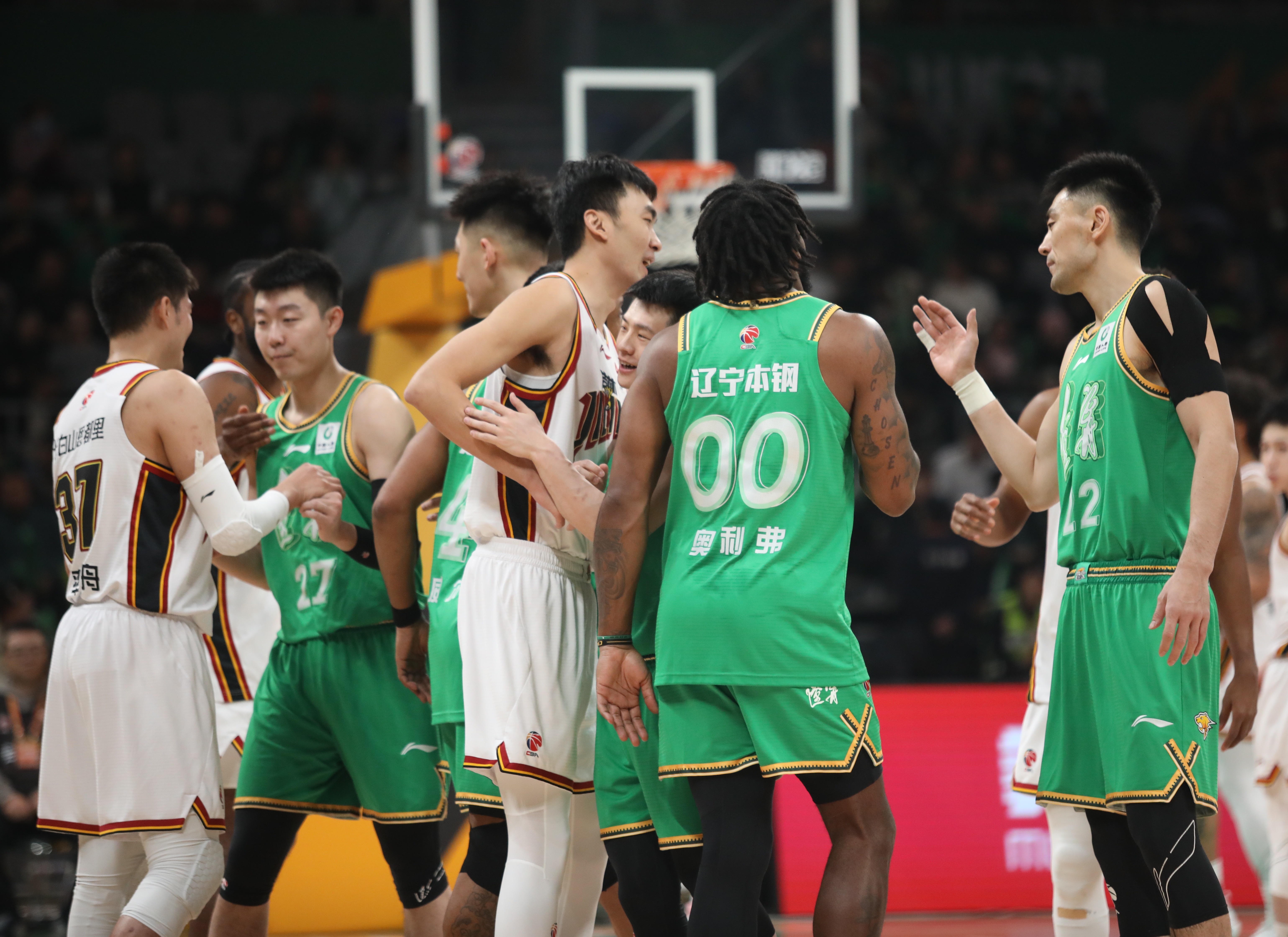 入场仪式后双方队员握手拥抱时抓拍的图片 沈阳