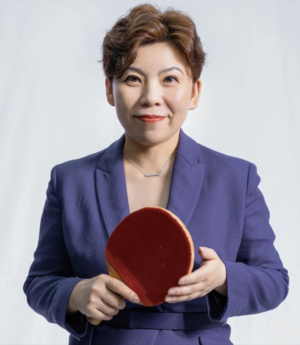 [微风]主持人问邓亚萍：“国乒超级全满贯到目前为止一共有多少人？”邓亚萍说：“超