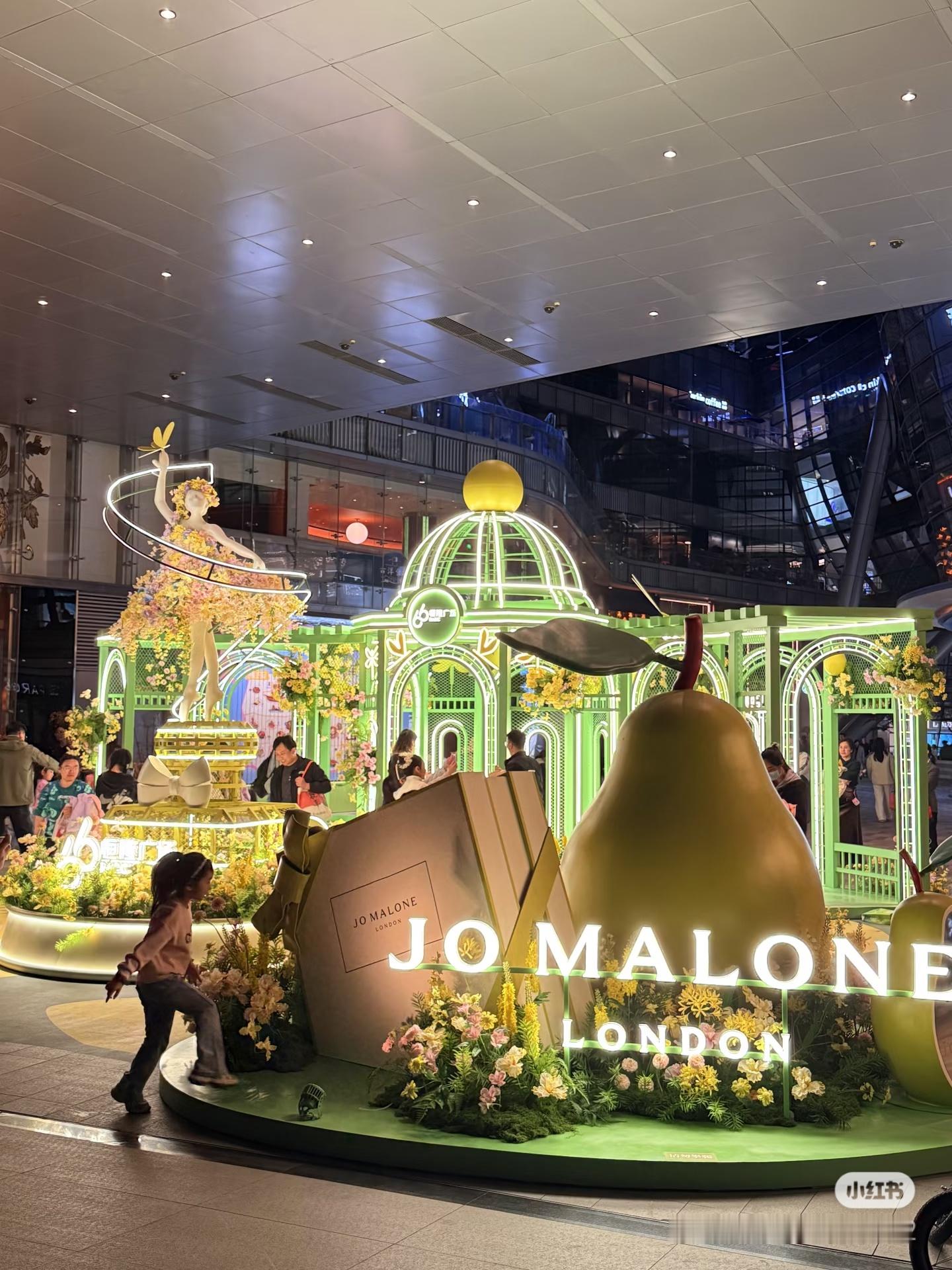 图一图二济南恒隆广场，图三深圳地广，刘亦菲的祖玛珑广告好香啊 