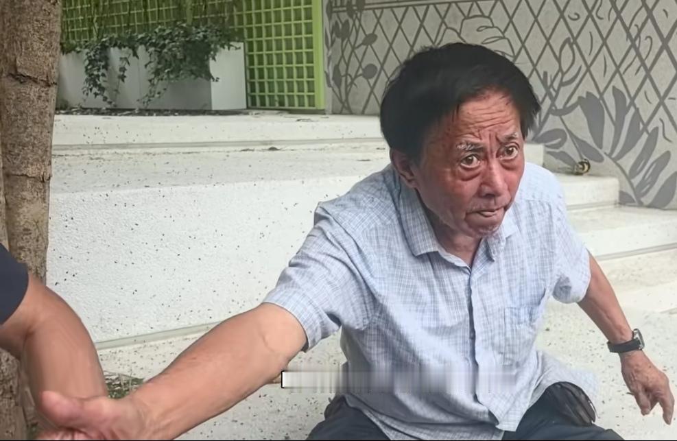 上海建工爷叔为何一时间会成为“网红”呢？看履历，很普通，早年到过新疆，据说曾劳动