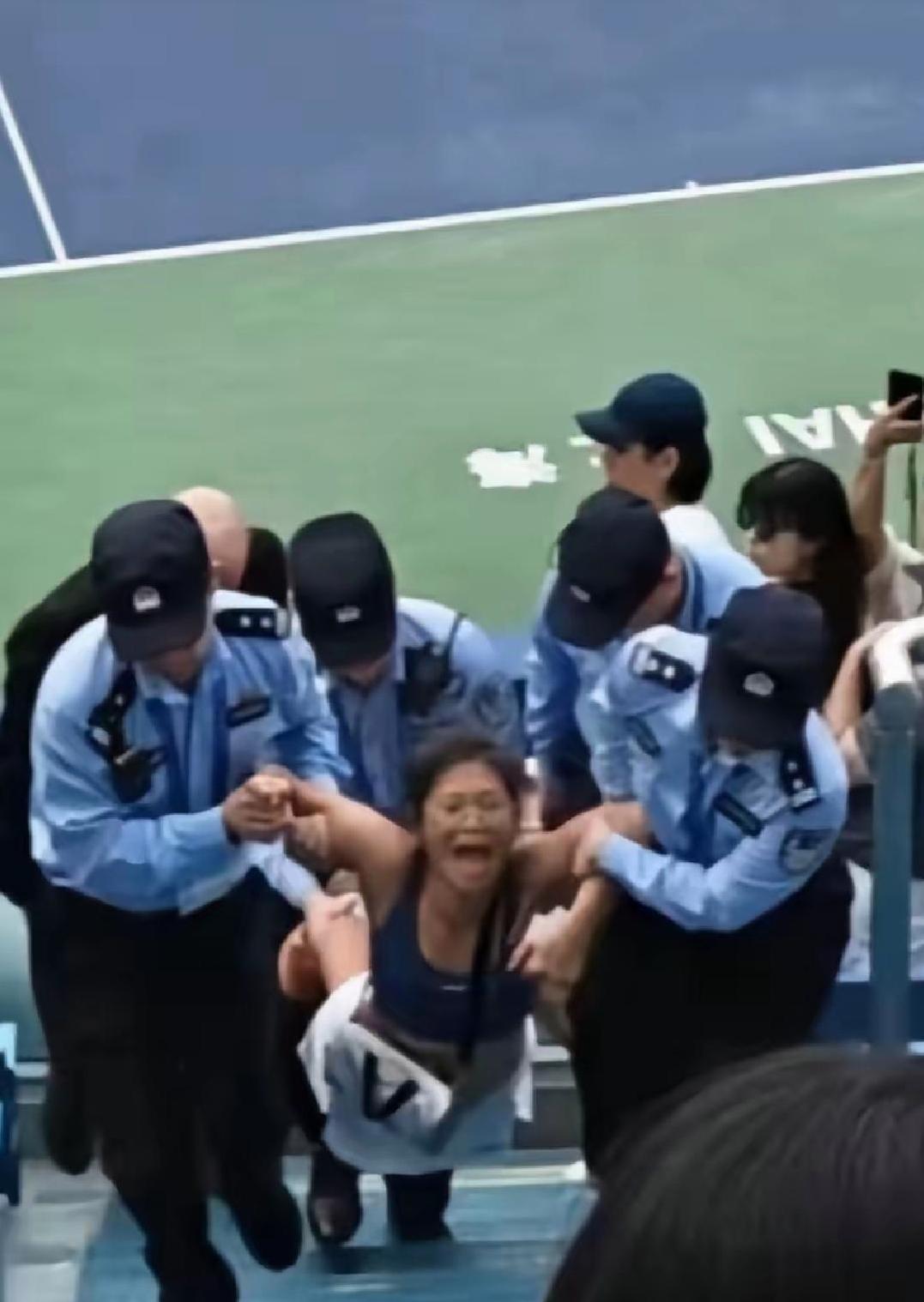 这个46岁的瑞典籍广州女人火了！他网球比赛中，在看台上不断发出全场都能听到的凄厉