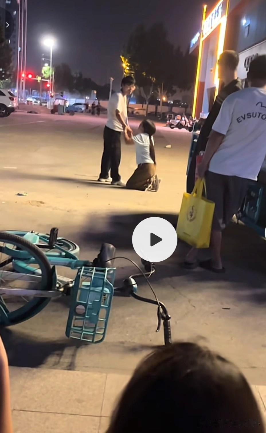 没出息的女孩啊，还下跪？丢人不？！
跪天跪地跪父母跪祖先，凭什么给一个毫无血缘关