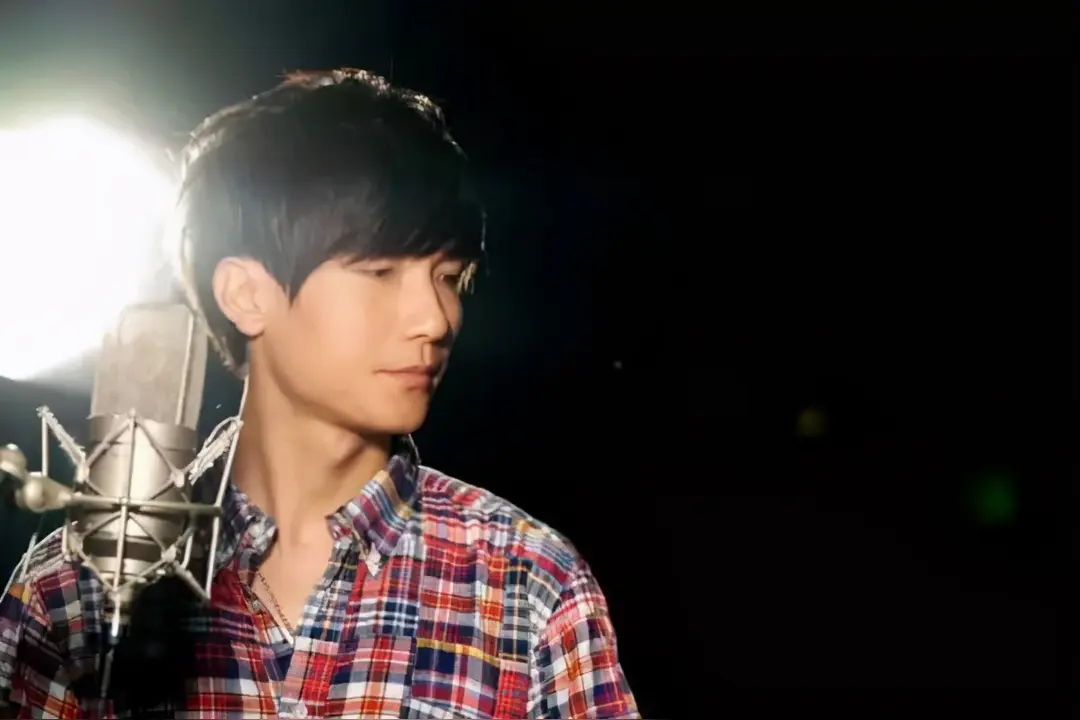 陈楚生一曲无题送给南昌听陈楚生在南昌唱《无题》，突然明白：最好的致敬，是用彼此懂