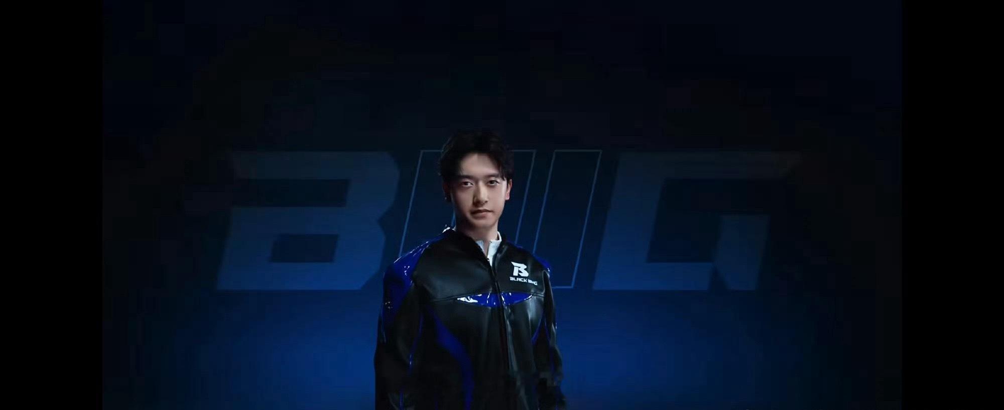 爱玛黑翼全速领航员周冠宇  TVC开篇，周冠宇站在F1赛车与黑翼BWG之间，手指