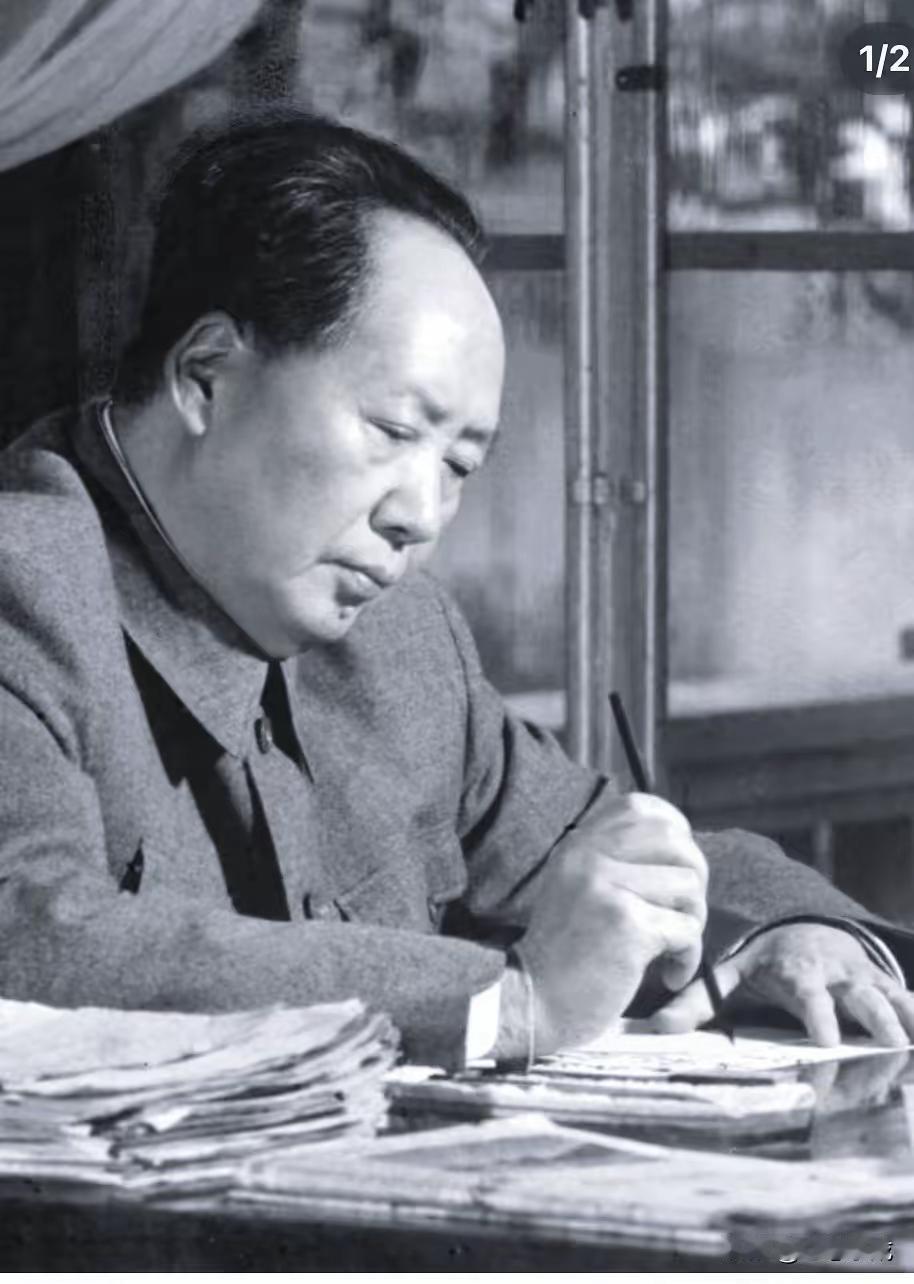 看着韶山和纪念堂外黑压压的人潮，我突然觉得挺讽刺的。
 ​半个世纪前，多少人站在