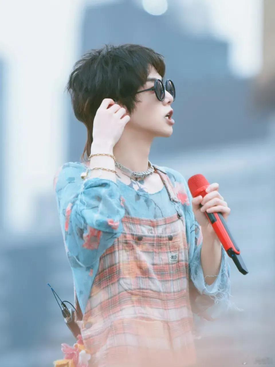 华晨宇，挺冤的！34岁的他叫郑佩佩一声奶奶正常的吧？10年前他就已经叫奶奶了。再