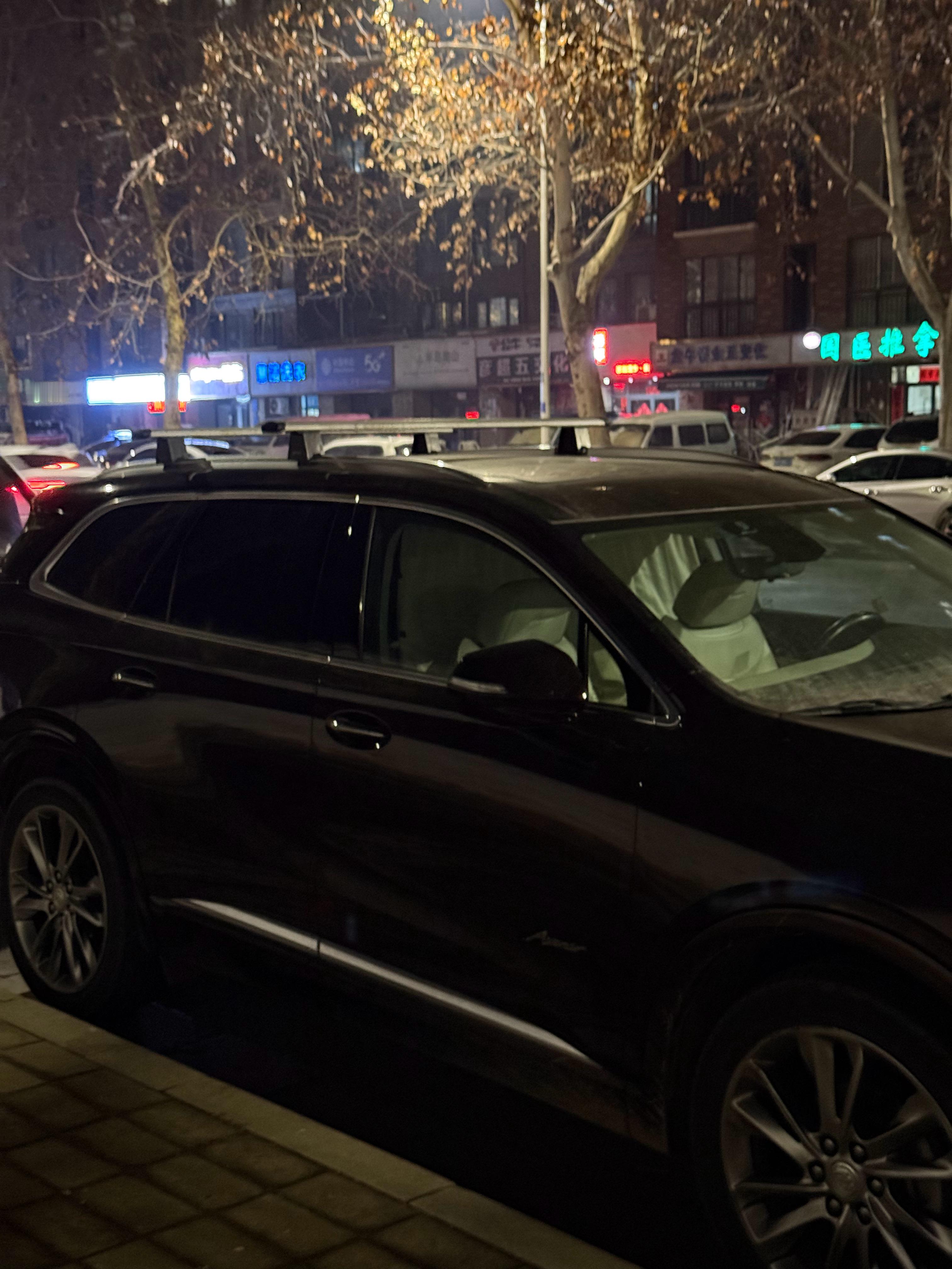 这车里是不是住了人，还拉了帘子，不过这晚上不打火估计冷的睡不了… 