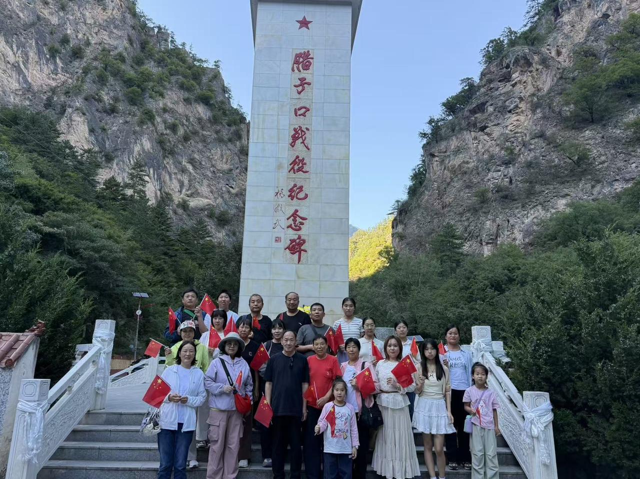 腊子口战役纪念碑
90年前红军啃下这块“一夫当关万夫莫开”的硬骨头，两侧全是悬崖