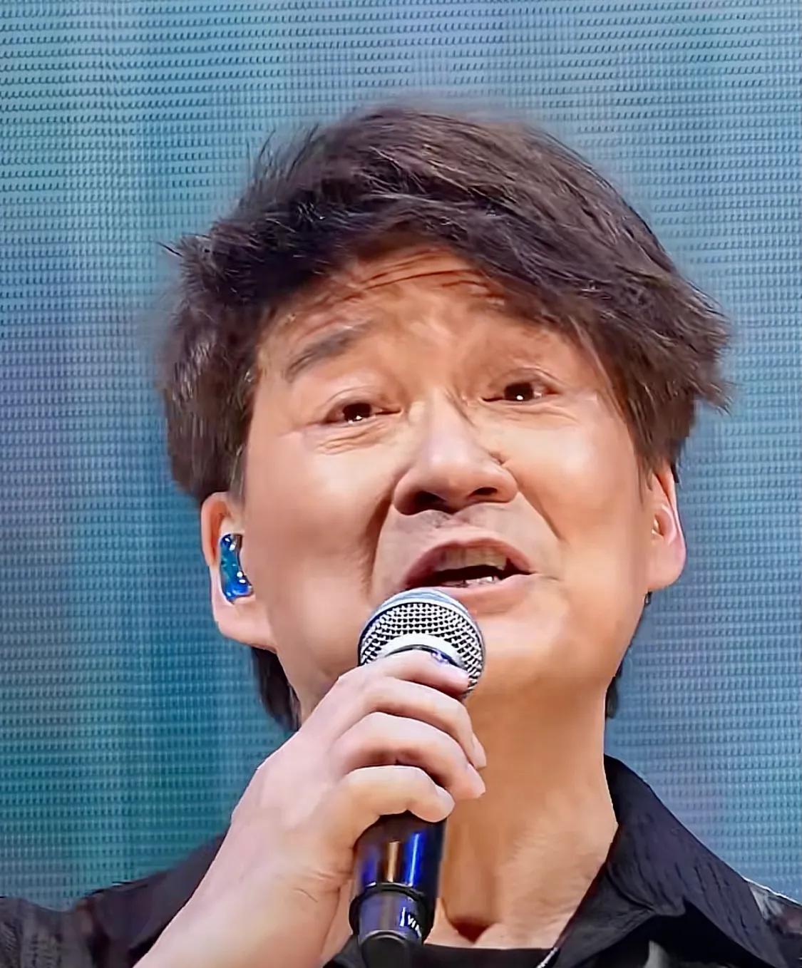 歌老了，哥也老了。
66岁就这么老了，声音还这么稳，真厉害。当年的周华建多帅气，