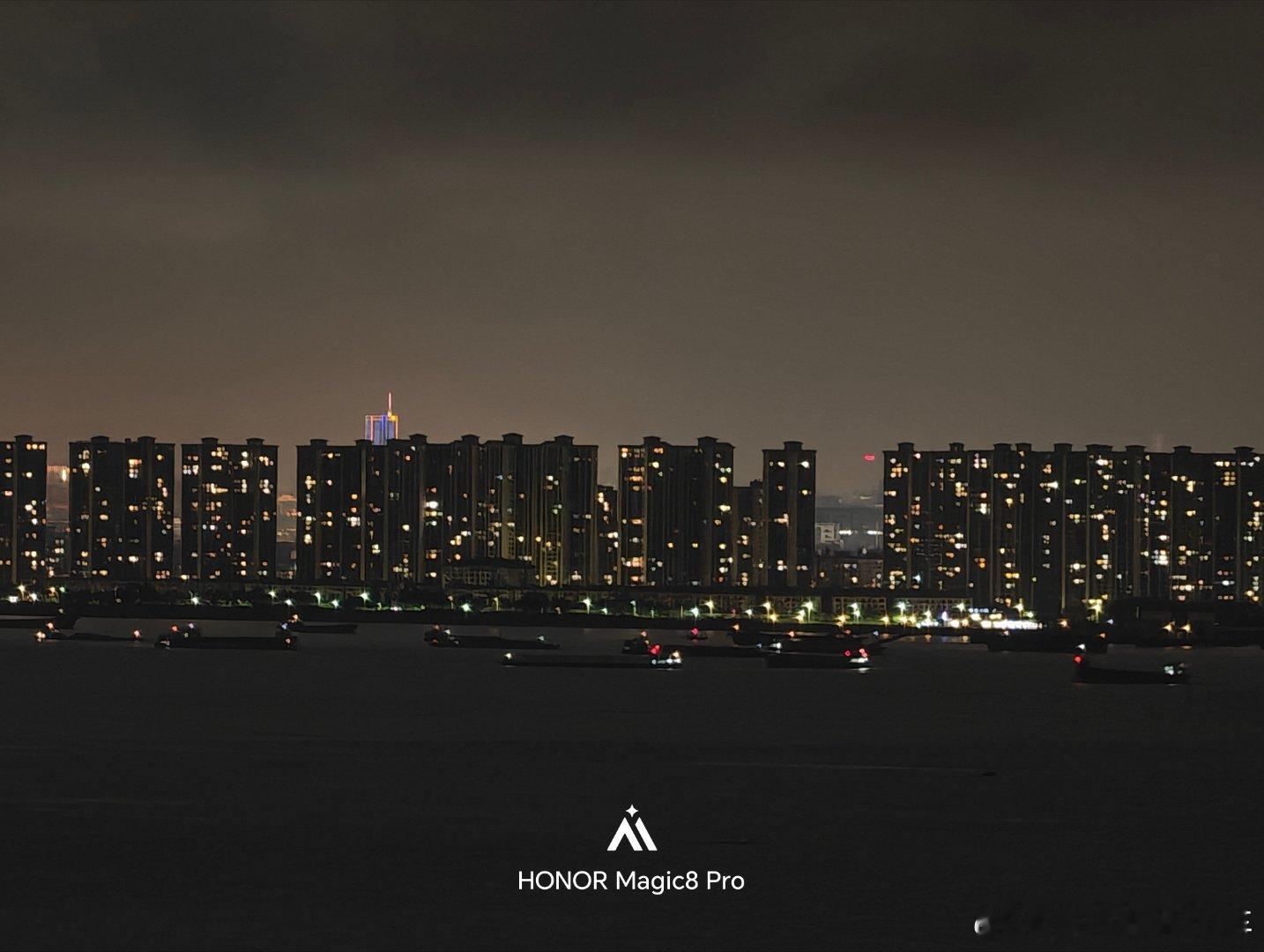 荣耀Magic8 Pro的夜景，越夜越精彩。  ​​​