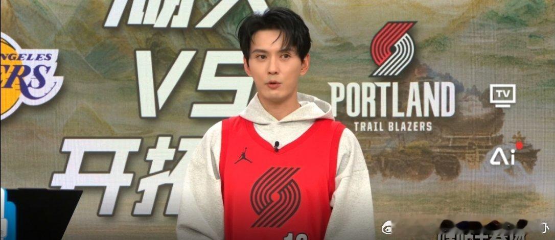 杨瀚森再战湖人徐正曦之前官宣退圈了，今天来湖人和开拓者当解说了，这是退出娱乐圈跨