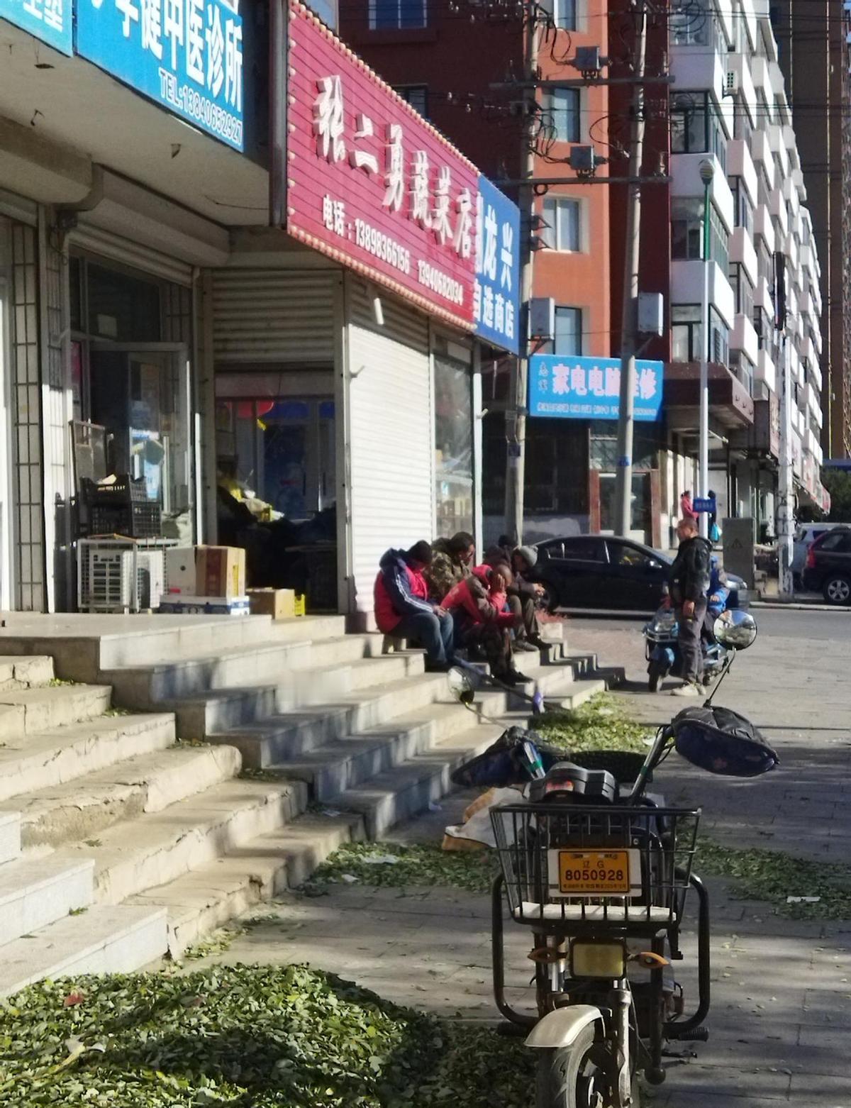 别总想着活到九十，今天能吃上热乎饭，就是赚了。
人看着挺硬朗，心梗说来就来，医院