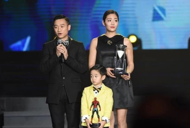 杨威老婆气质还可以，证明感觉那么宽，看着快赶上两个杨威了，可以减肥了 ​​​