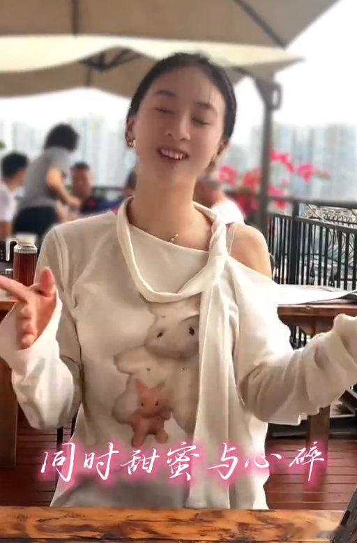 森蝶模仿叶一茜亲亲 森蝶模仿叶一茜森蝶真的越长越优秀，唱歌天赋完全遗传妈妈，太惊
