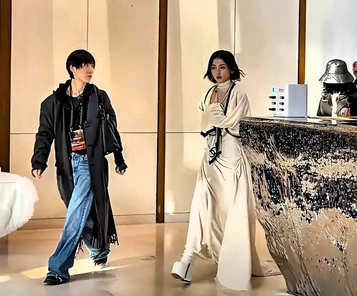 张子枫这双鞋，看得我脚脖子都替她疼。

本来多灵一小姑娘，礼服又轻又仙，结果底下