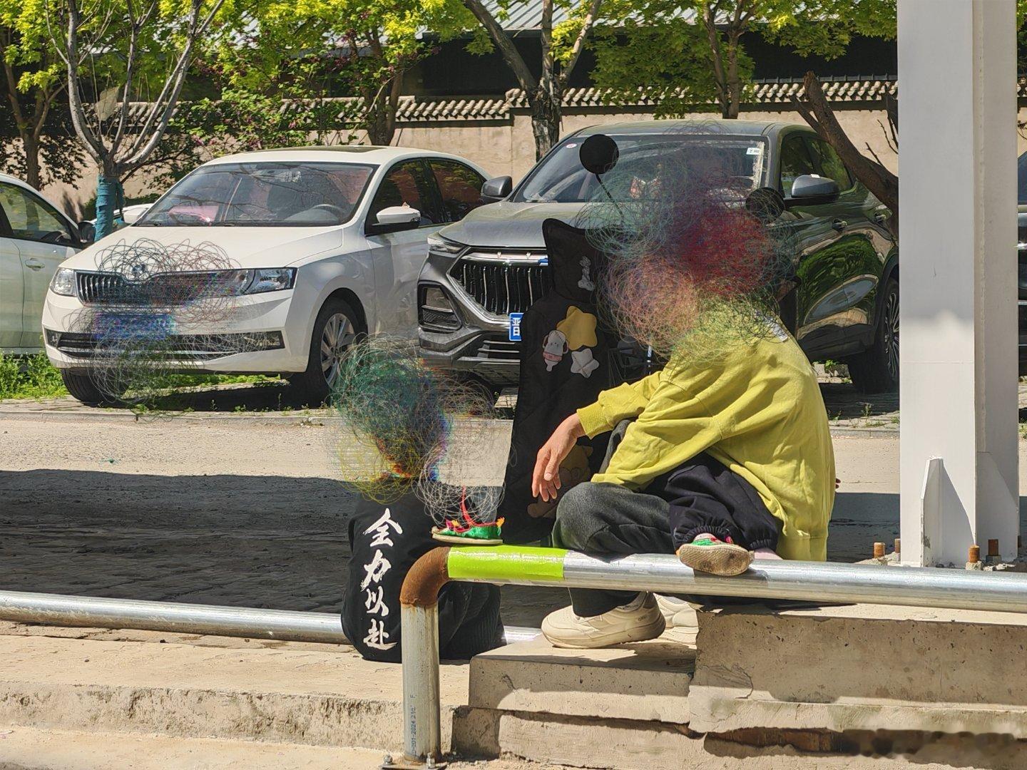 停车场遇到一对闺蜜各自带孩子在给电车充电。男孩的玩具放在车上了，他想要从车上拿玩