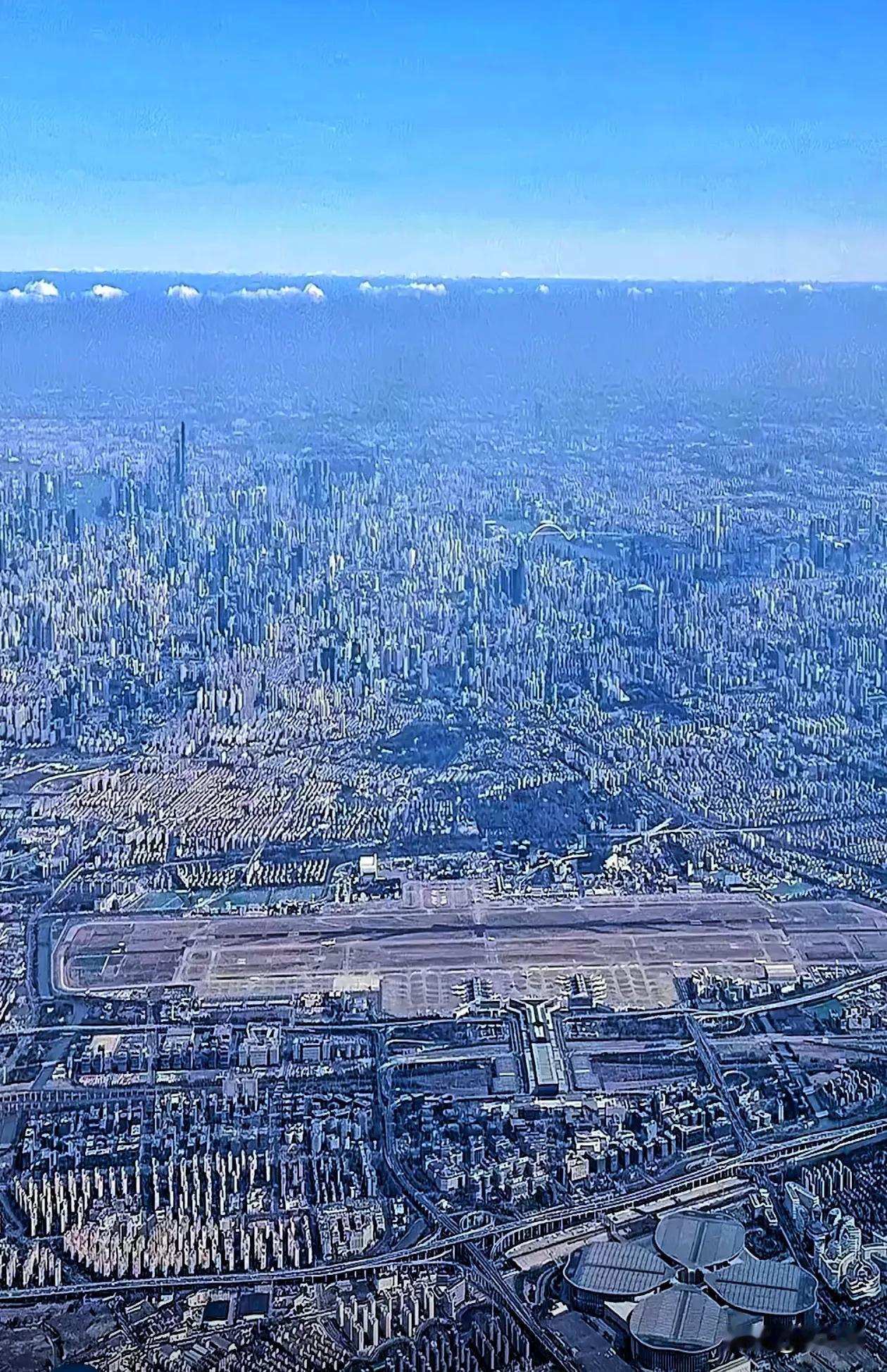 深圳追不上上海的原因，就是土地。深圳2000多平方公里有一半都是生态保护用地不可