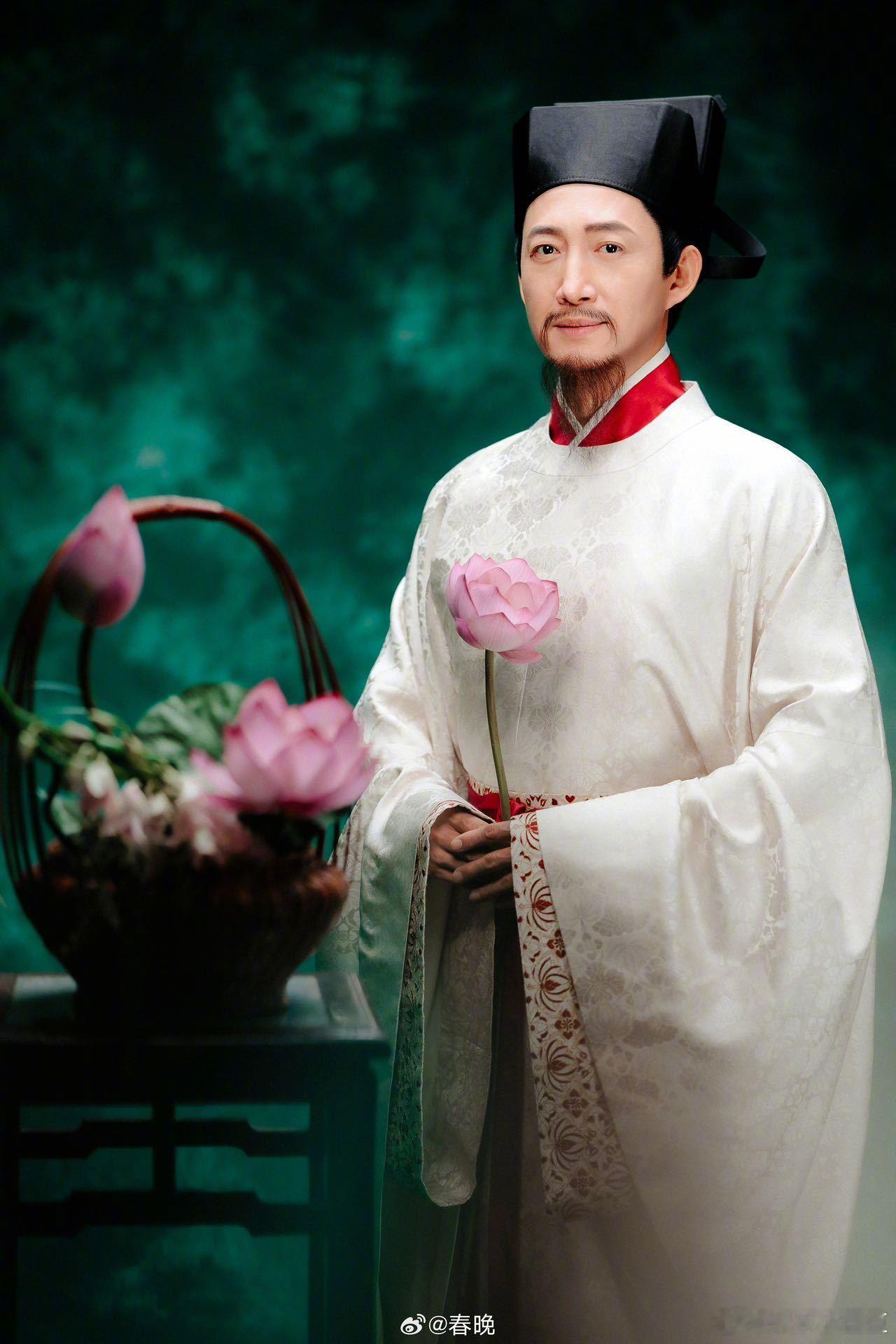 十二花神 好看谁懂啊！春晚《贺花神》里的妆造直接封神，青衫素影搭配清雅配饰，举手