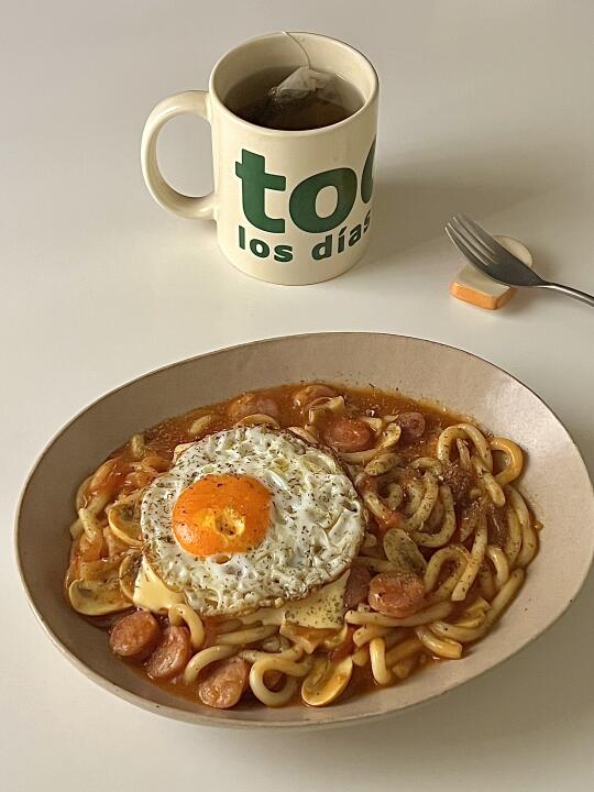 一人食🍴｜芝士番茄咖喱香肠乌冬面🍝热茶🍵