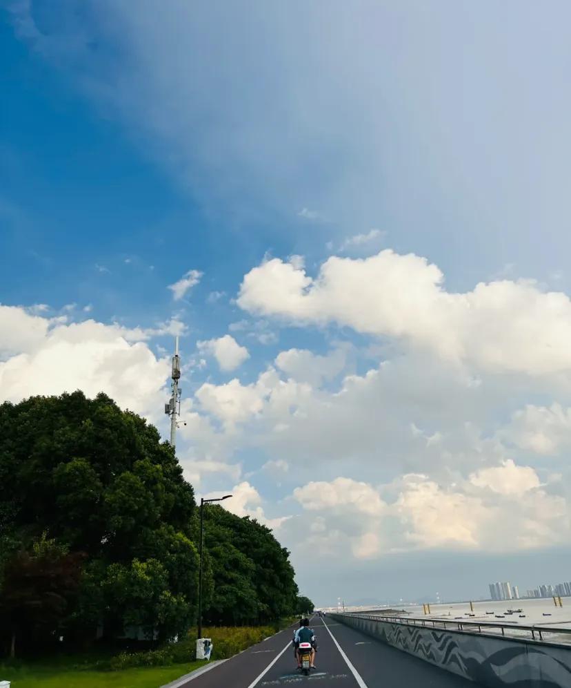 打工人不要总想着为公司着想
前几天公司有空调没有关，我下属问我要不要告诉人事让人