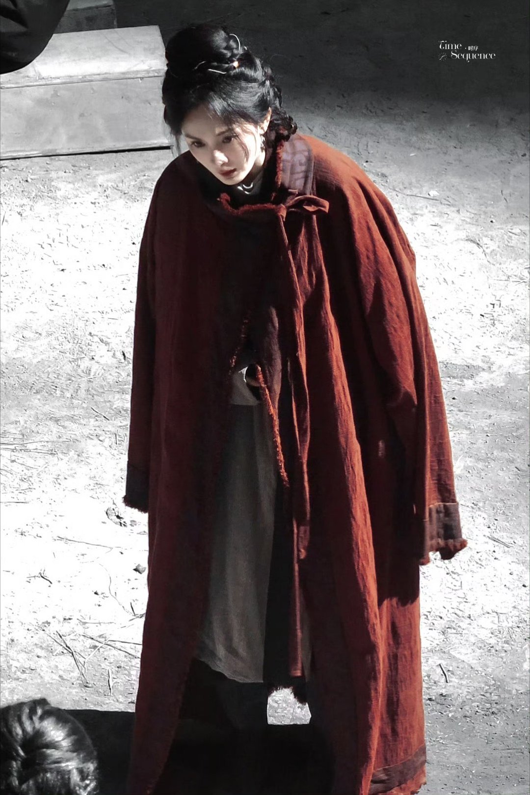 杨幂红麻衣披风路透演员杨幂的可塑性就这么强