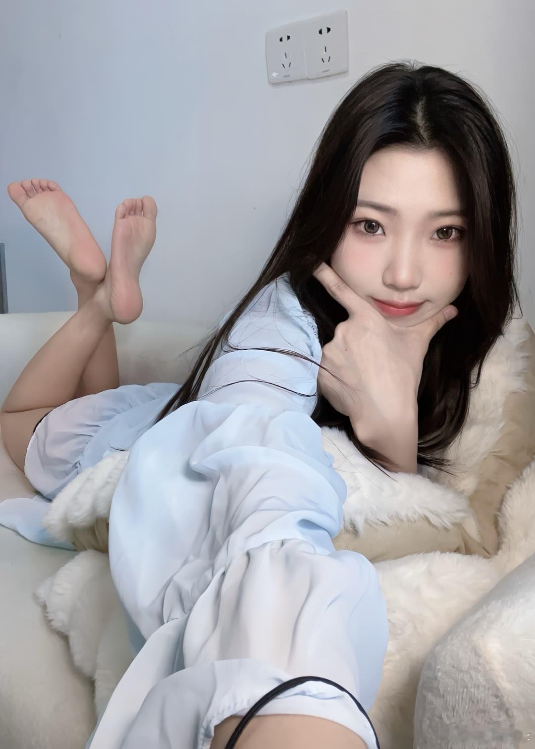 回看桃李都无色，映得芙蓉不是花 