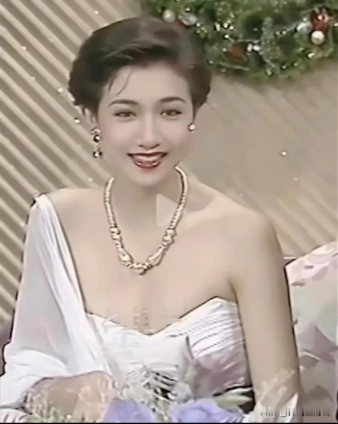 年轻的吴绮莉简直美得不可方物，太漂亮了！

难怪被成龙大哥纳入怀中，还生了一个至