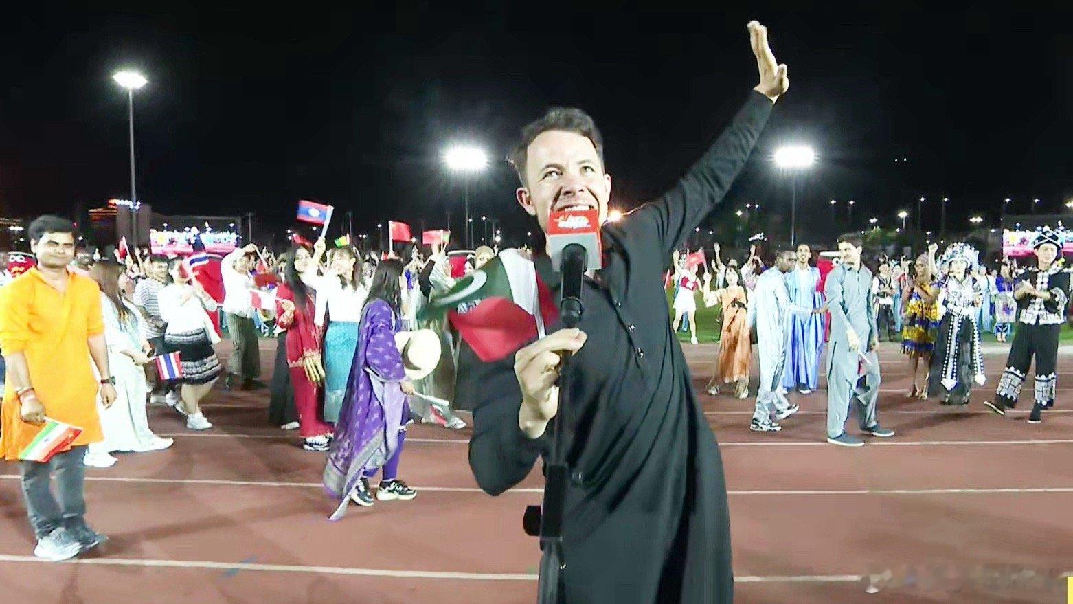 #贵州国潮蹦迪让外国人彻底长见识了#不是我感觉现场的氛围真的好好呀，本地人们身着