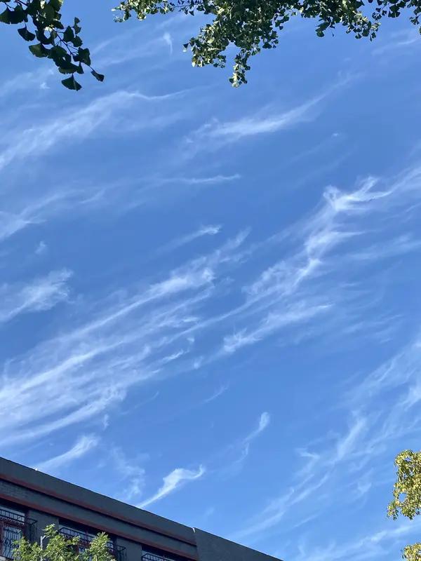 看到“气爽云馥秋风一度”这个上联，瞬间就有了画面感。秋高气爽，云朵仿佛都带着馥郁