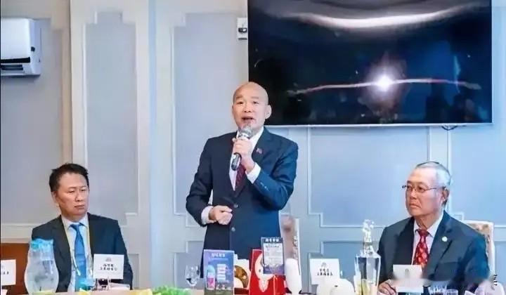 笑不活了！

韩国瑜，竟然宣称台湾是全球华人中唯一能做到100%民主的地方。
