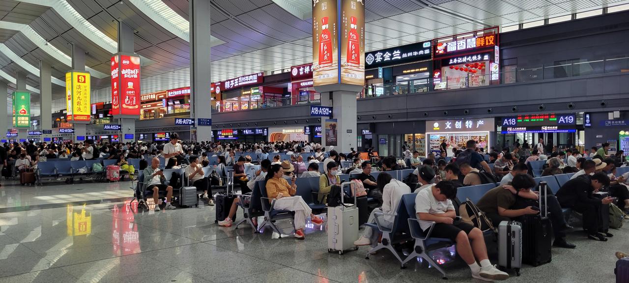 今天上午10:10分，兰州西客站候车大厅，出行候车的人，比平时多了许多，而且小朋