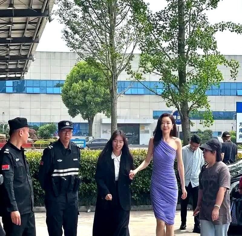 她没哭着喊着要名分，转身就活成了自己的主角。
他没官宣过谁是真爱，后来却把日子过