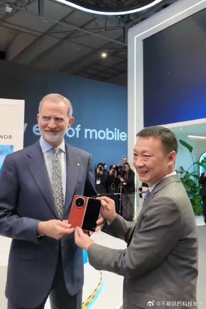 西班牙国王费利佩六世和荣耀机器人握手，对Robot phone影像和AI倍感兴趣