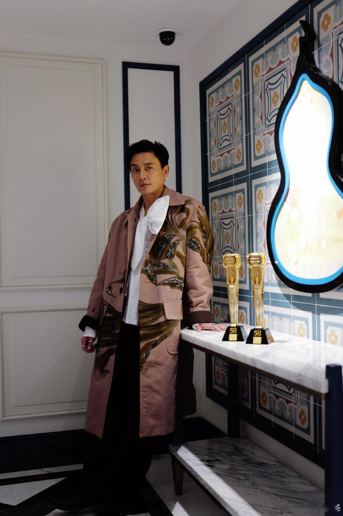 黄宗泽晒TVB视帝奖杯黄宗泽晒视帝奖杯 黄宗泽晒TVB视帝奖杯，双黄蛋~再次恭喜