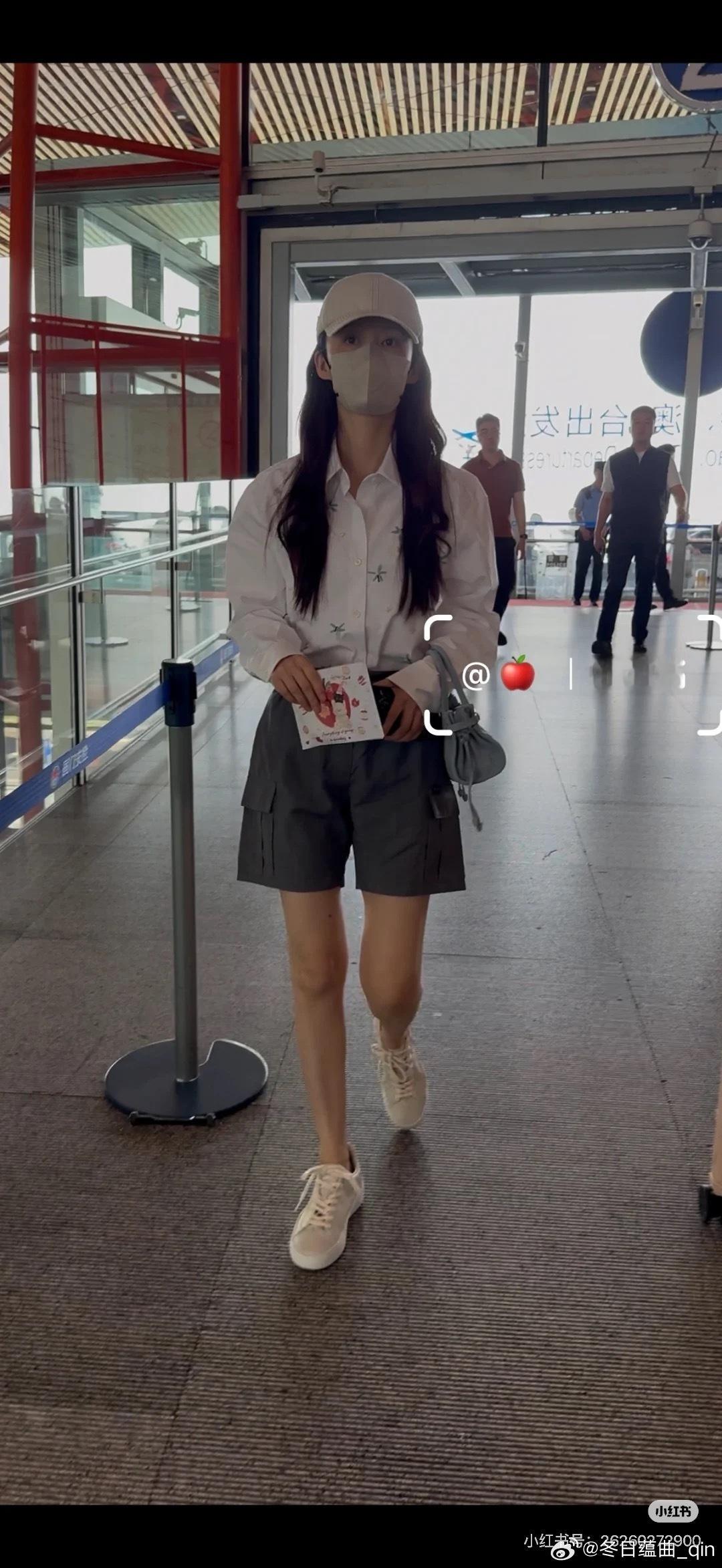 这张照片我要收藏一辈子手里我的信 里面还有一个春晚沁的拼豆挂件 