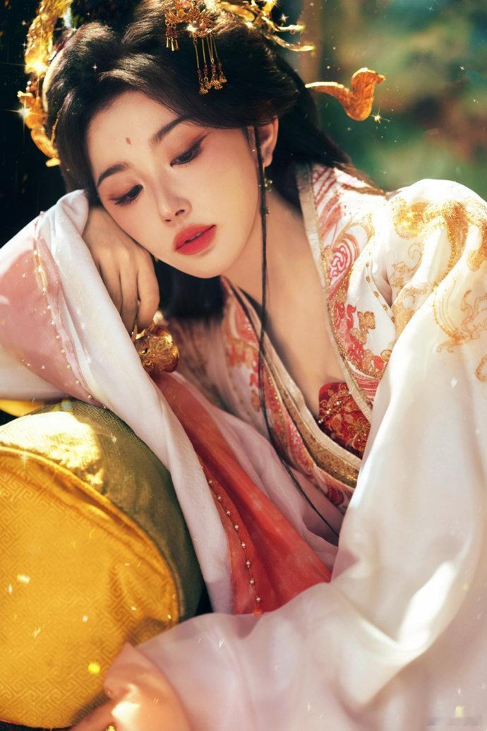 孔雪儿孔雪儿终于不演小白花了 被昭阳公主的黑莲花人设硬控了！孔雪儿这次的反差感绝