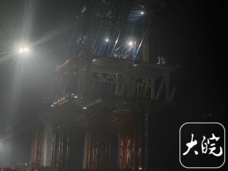 【1281吨！#池州长江公铁大桥成功吊装首节钢桁梁#】5月14日晚上9时许，长江