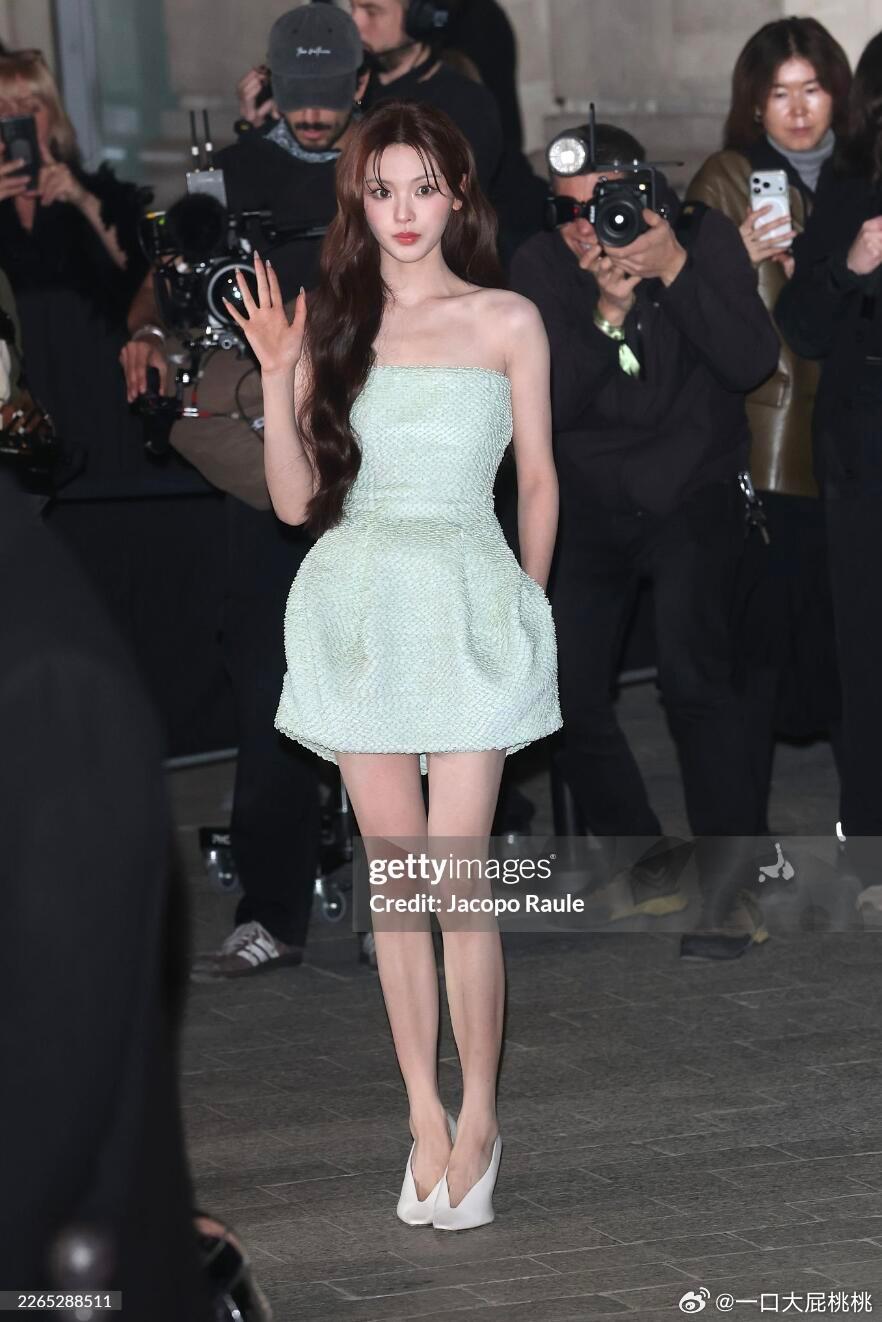 杨超越秀场外G社生图，这个腿真无敌啊巴黎时装周巴黎世家大秀