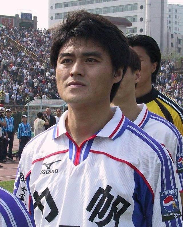 1998年，李章洙接手前卫寰岛 。李章洙第一次训练时，看到挺着将军肚的姜峰，十分