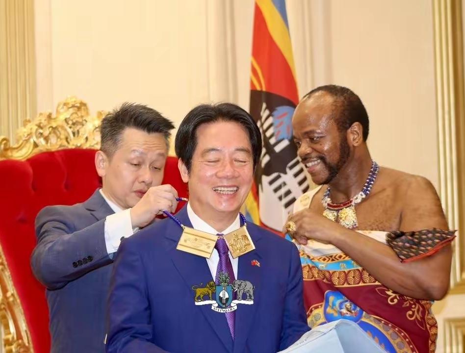 这是在举行“入赘”仪式么？当事人都很是开心，眼睛眯成了一条缝。只不过身后那名工作
