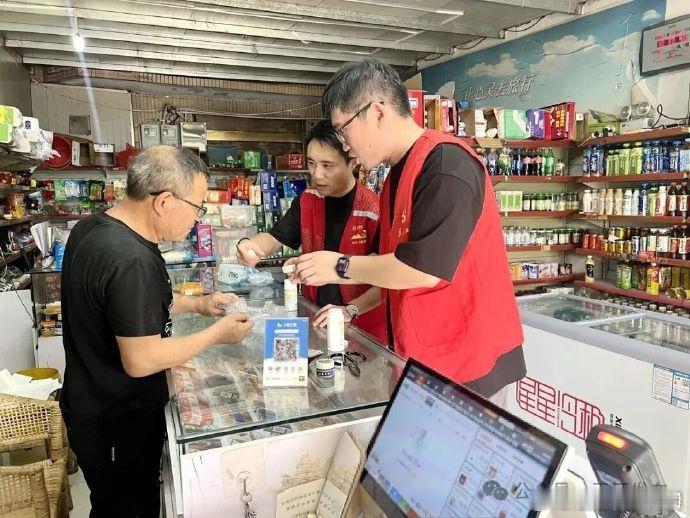 玉环打响灾后清洁战台风过后，玉环全面打响灾后清洁战，环卫、志愿者齐上阵，清淤泥、