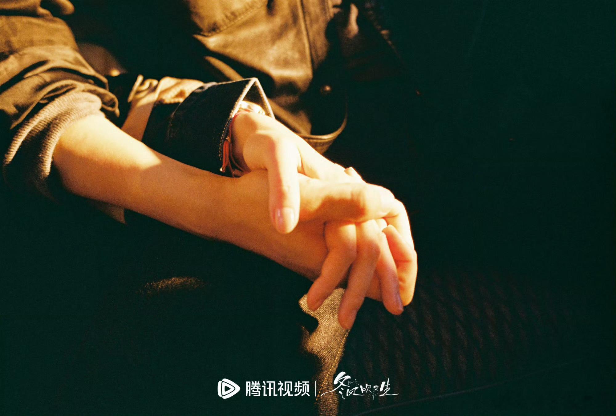 陈都灵屈楚萧双人氛围感大片  胶片滤镜加持，冬风吹又生双人剧照自带文艺虐恋气质陈