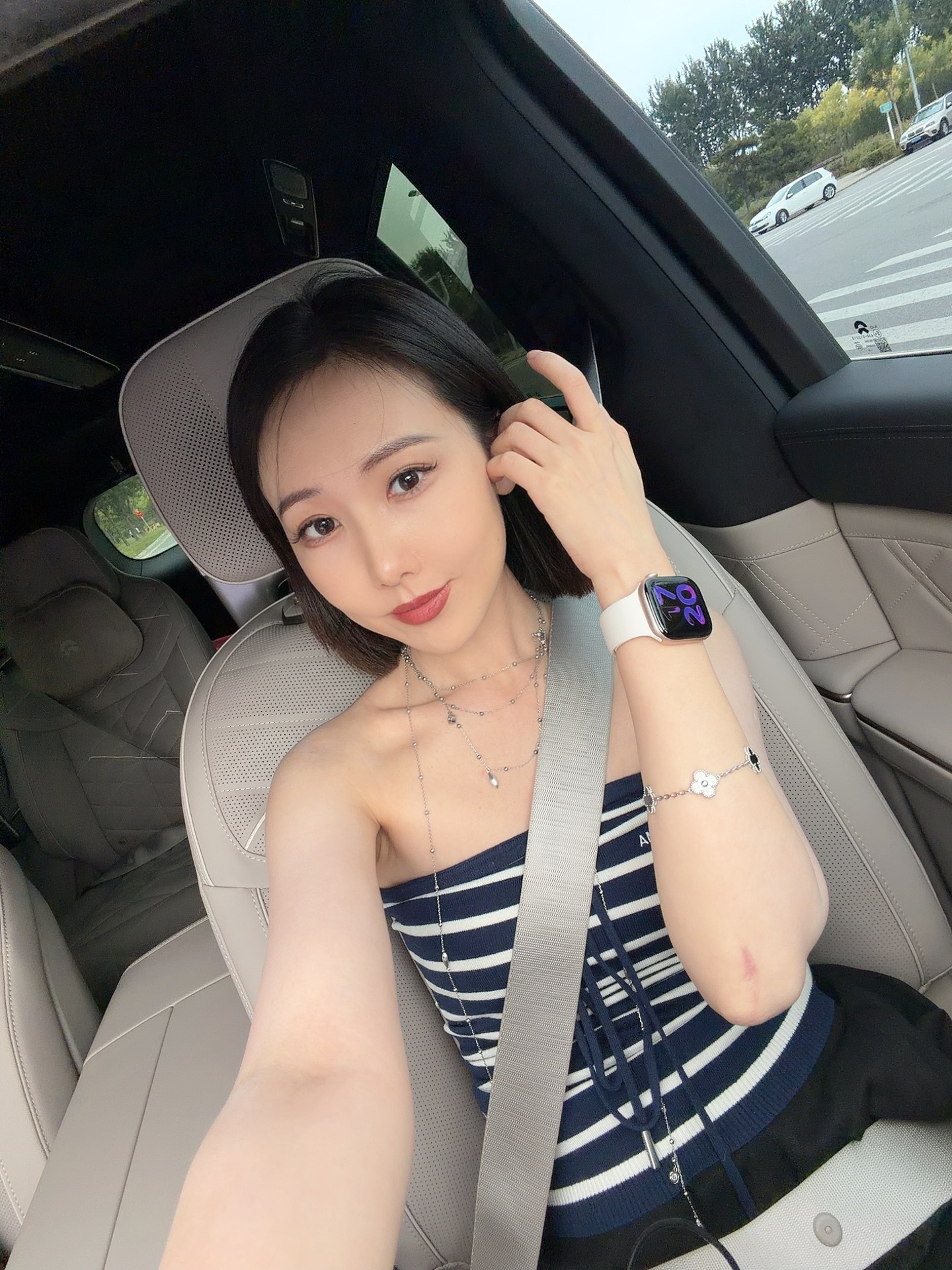 怕你们想我😅，惯例来张自拍吧今天拍了一辆MPV，中午简单吃沙拉北京的天气太凉爽