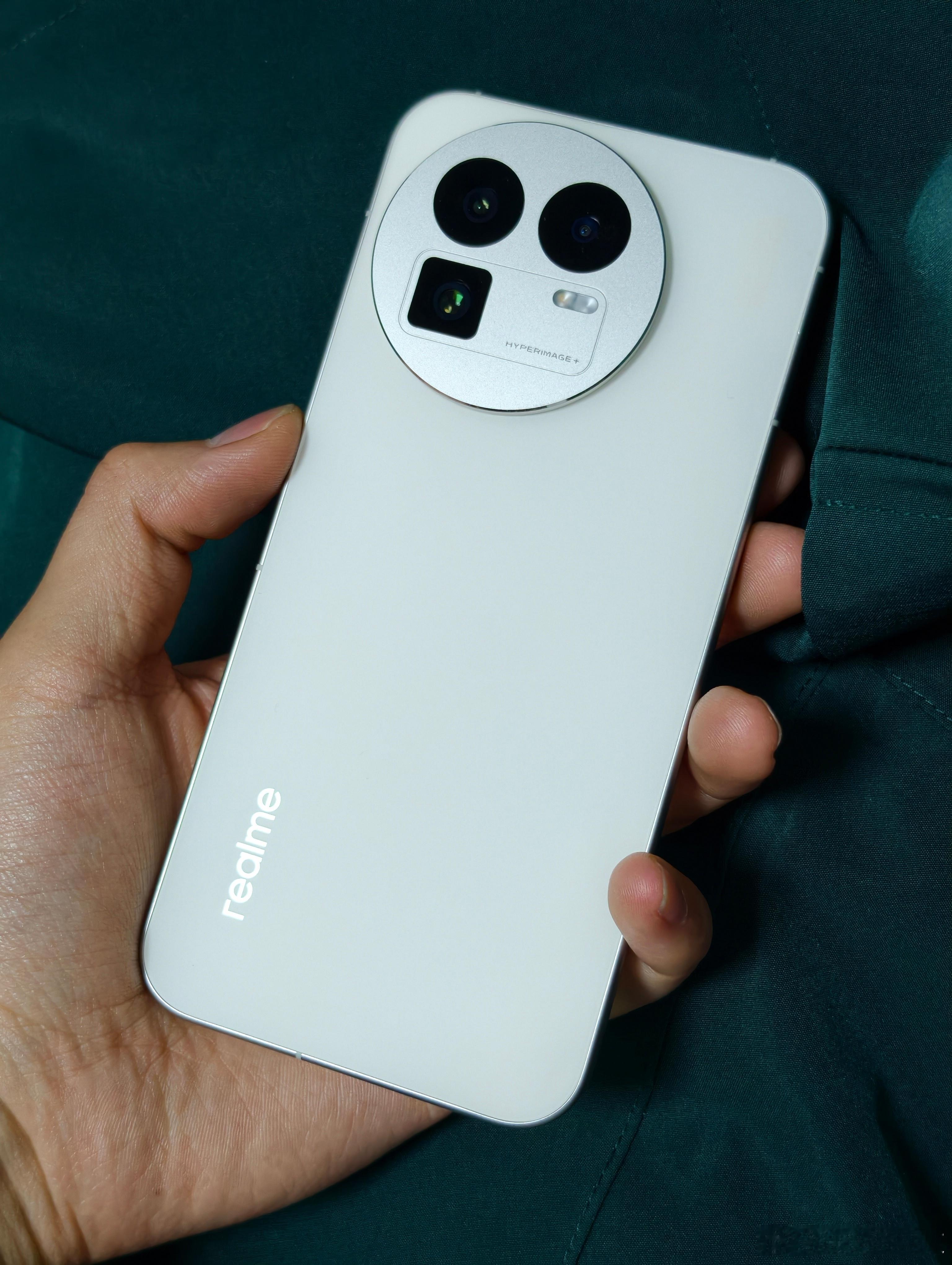 简单聊聊GT8 Pro，手感蛮好的，和iPhone还有点像，甚至说更好点。续航的