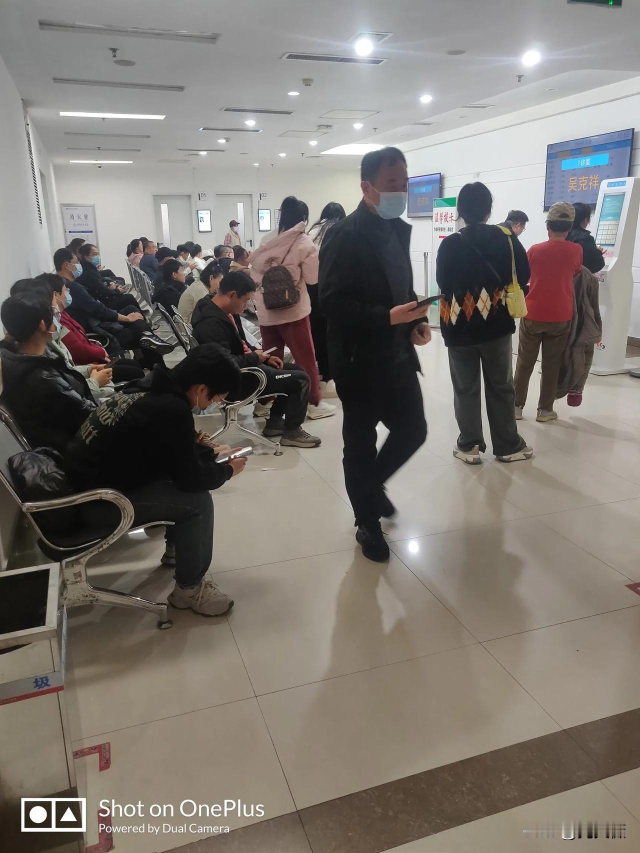 现在在医院看病人真多，网上挂的号，10:00的号，已经过了一个小时，还没有叫到，