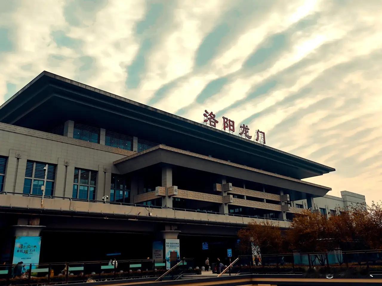 目前高铁郑州航空港站与高铁洛阳龙门站二站客流规模都出现不匹配，出现了鞋大鞋小脚之