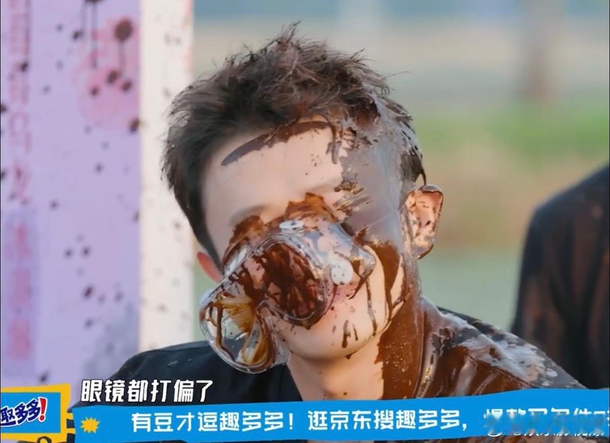 鹿晗给了王勉一大黑泥巴子 不得不佩服两人的综艺感，鹿晗毫不拘谨，捧着黑泥巴就发起