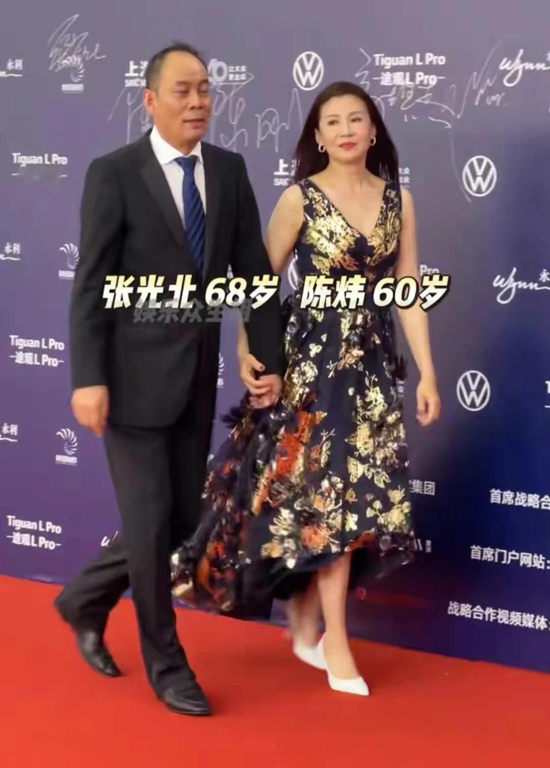 太年轻了陈炜，张光北爱人六十岁了，哪里像呢？像四十岁左右的。
#不老女神也会老#
