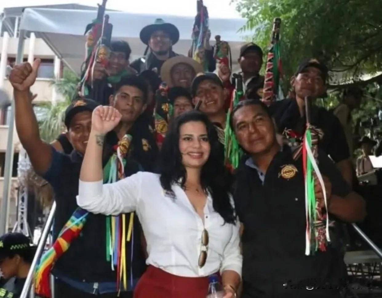 阿莱汉德拉·奥马尼亚（Alejandra Omaña）就任哥伦比亚参议员，她此前
